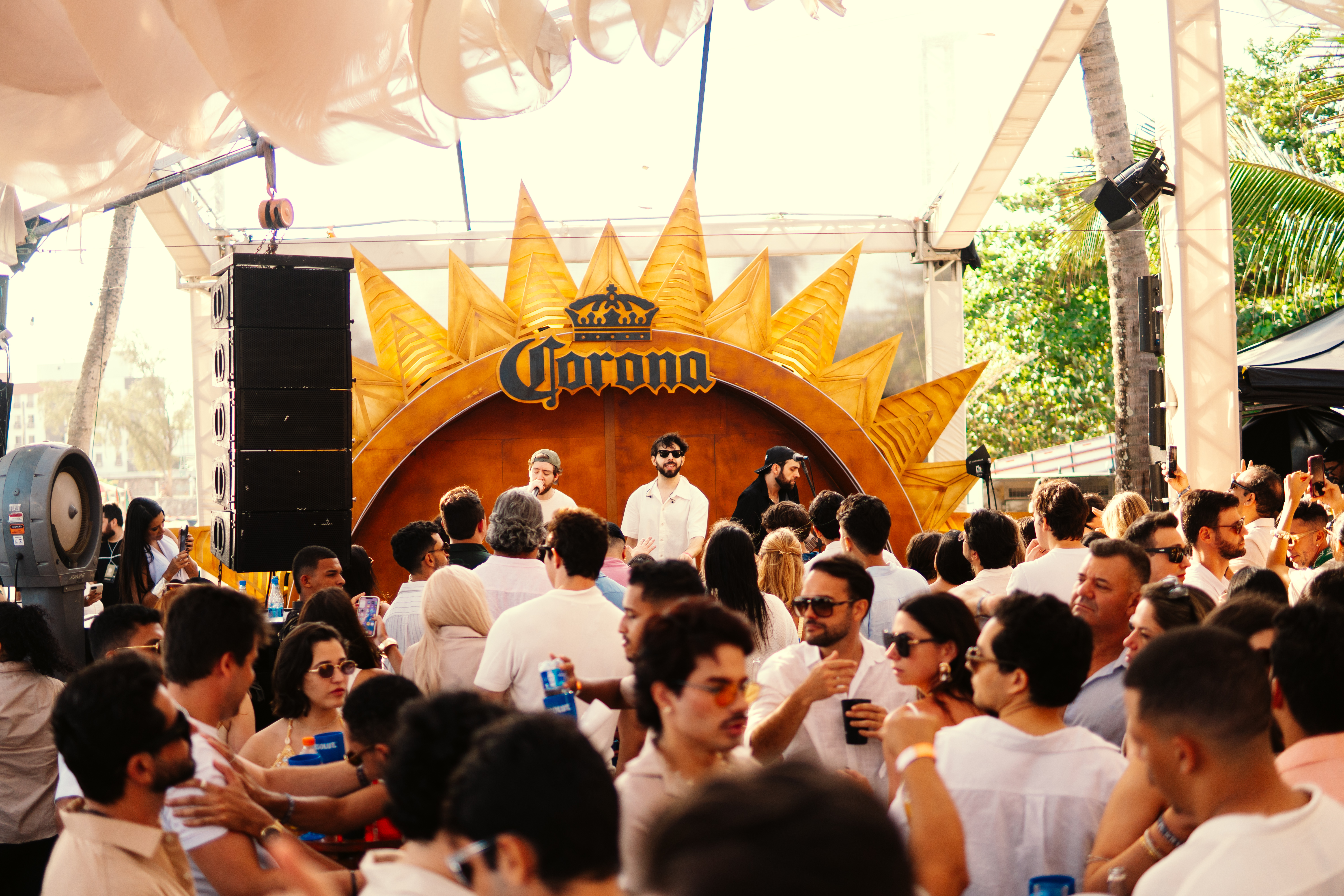 Café de la Musique — palco Corona com público