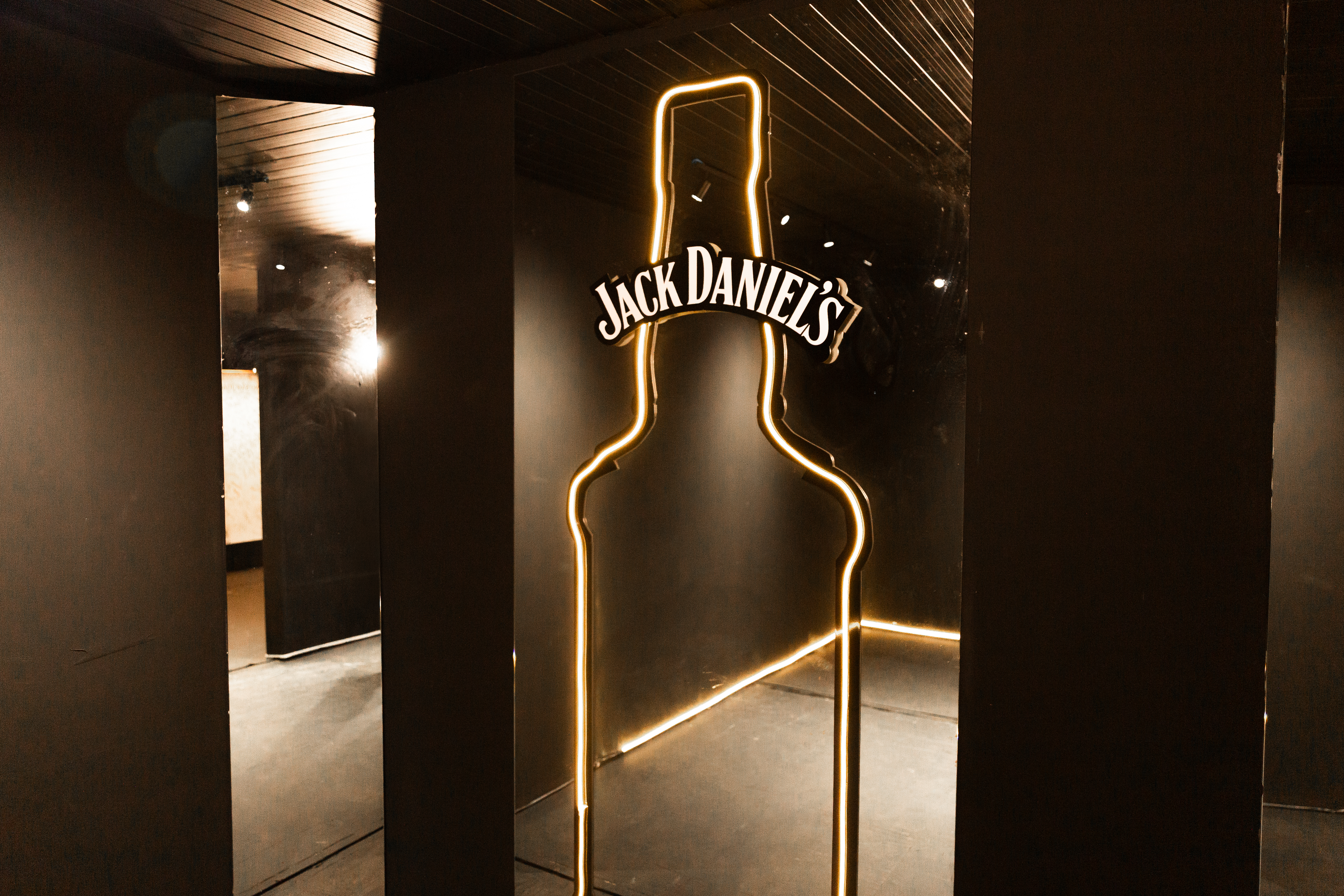 Jack Daniel's São João — garrafa em neon