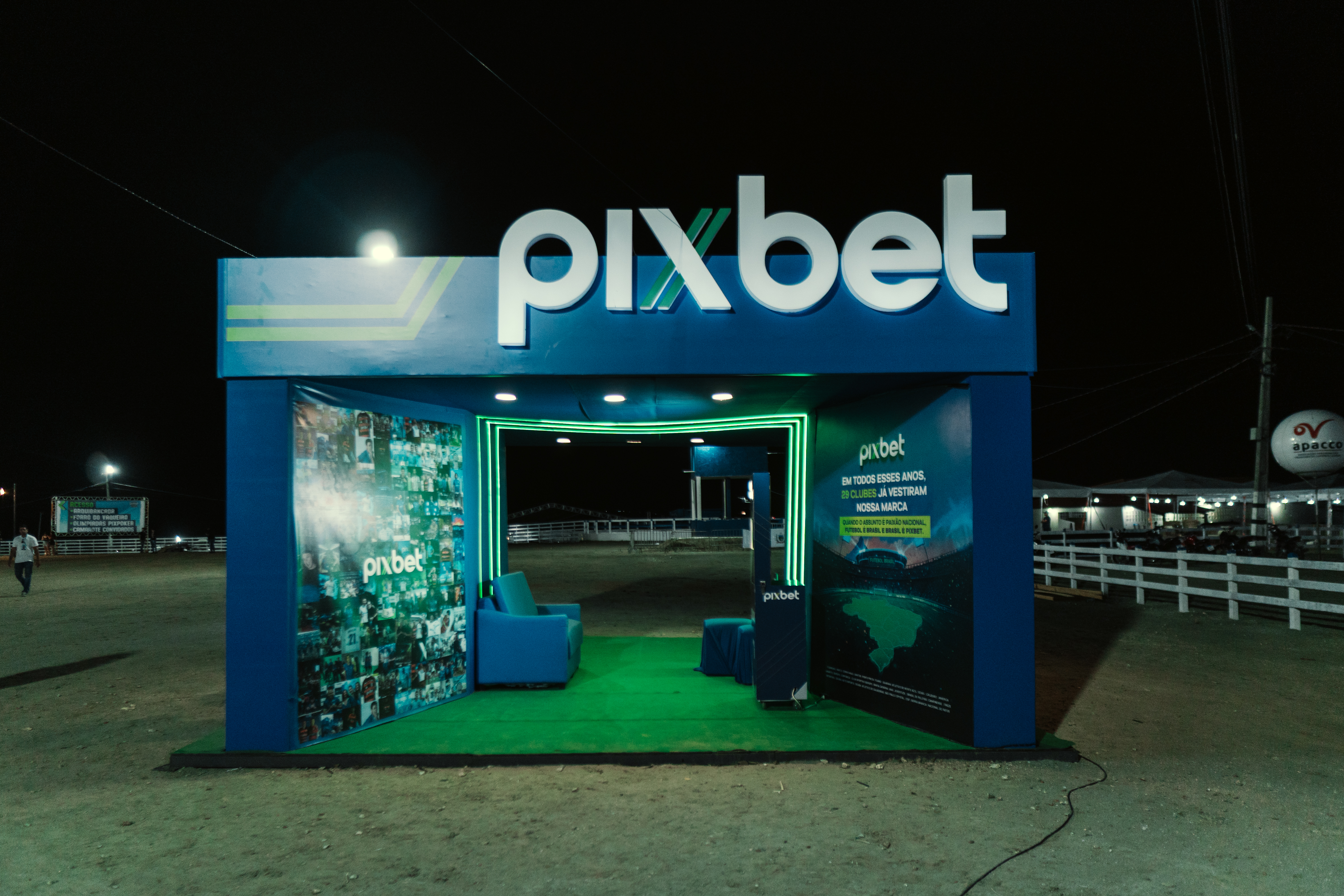 Pixbet — estande com letreiro luminoso